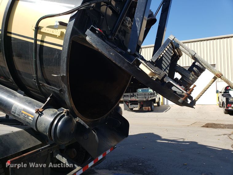 image for item DH2864 2008 Sterling L-Line vacuum truck