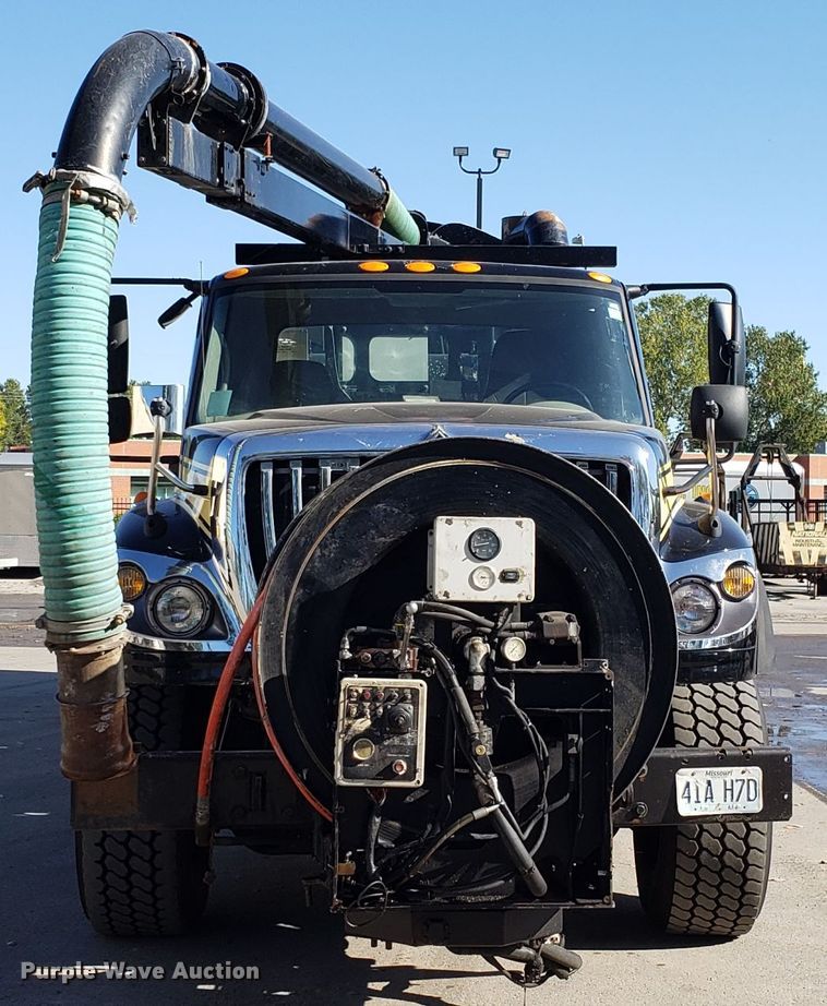 image for item DH2869 2009 International 7600 vacuum truck