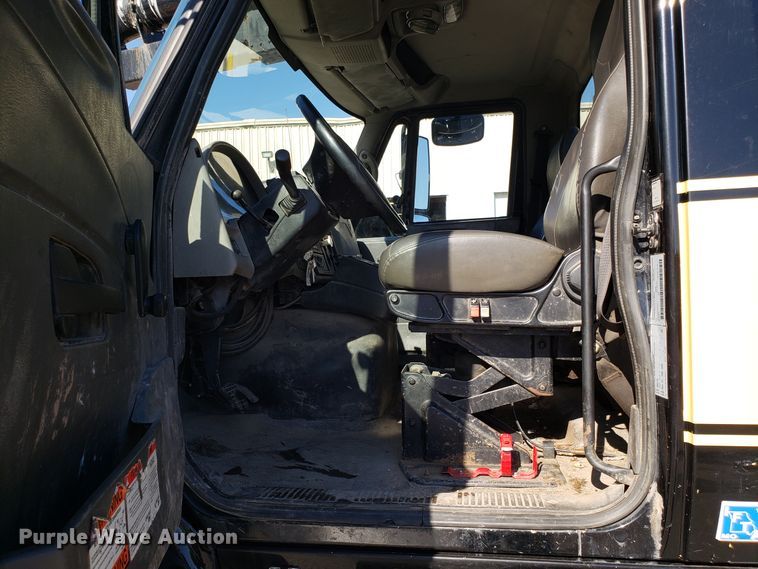 image for item DH2869 2009 International 7600 vacuum truck