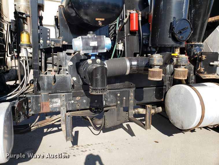 image for item DH2869 2009 International 7600 vacuum truck