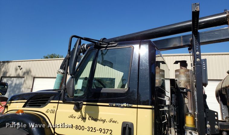 image for item DH2869 2009 International 7600 vacuum truck