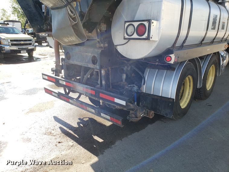 image for item DH2869 2009 International 7600 vacuum truck