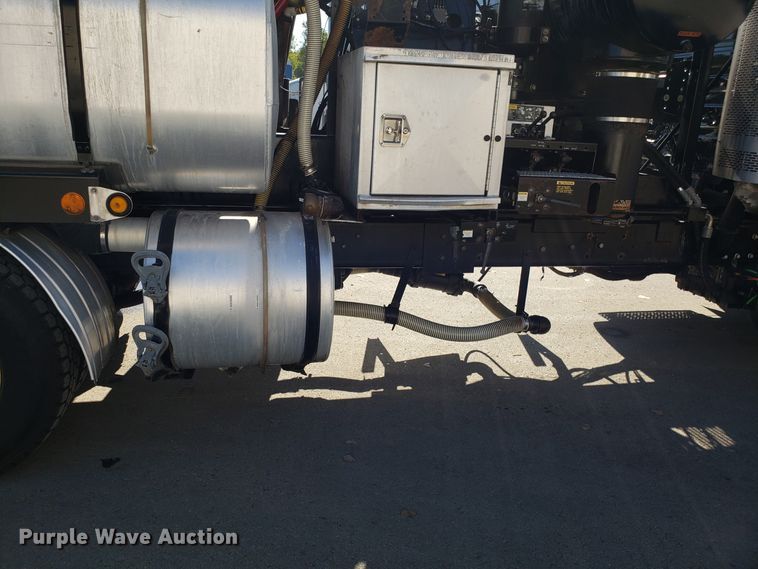 image for item DH2869 2009 International 7600 vacuum truck