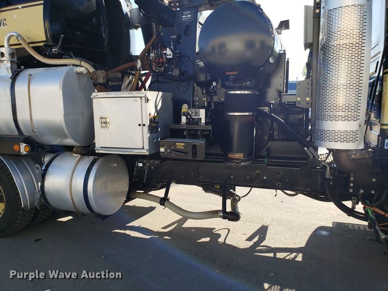 image for item DH2869 2009 International 7600 vacuum truck