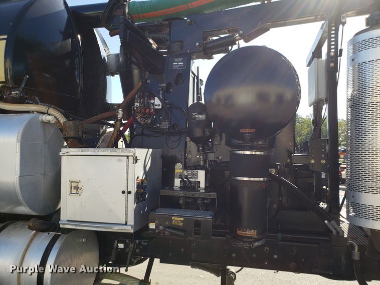 image for item DH2869 2009 International 7600 vacuum truck