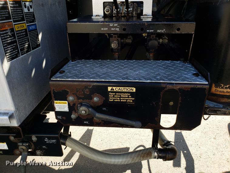 image for item DH2869 2009 International 7600 vacuum truck