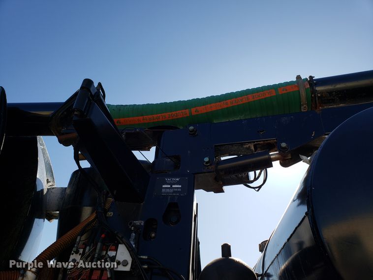 image for item DH2869 2009 International 7600 vacuum truck