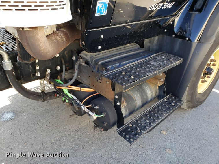 image for item DH2869 2009 International 7600 vacuum truck