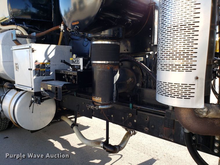 image for item DH2869 2009 International 7600 vacuum truck