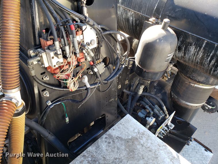 image for item DH2869 2009 International 7600 vacuum truck