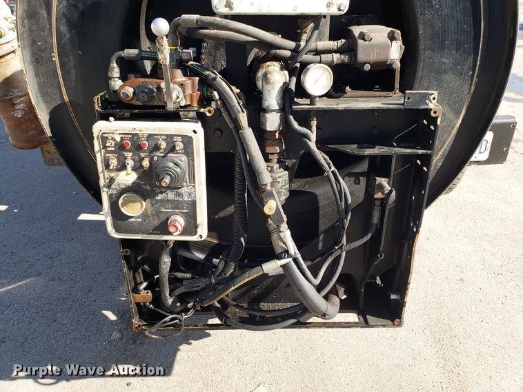 image for item DH2869 2009 International 7600 vacuum truck