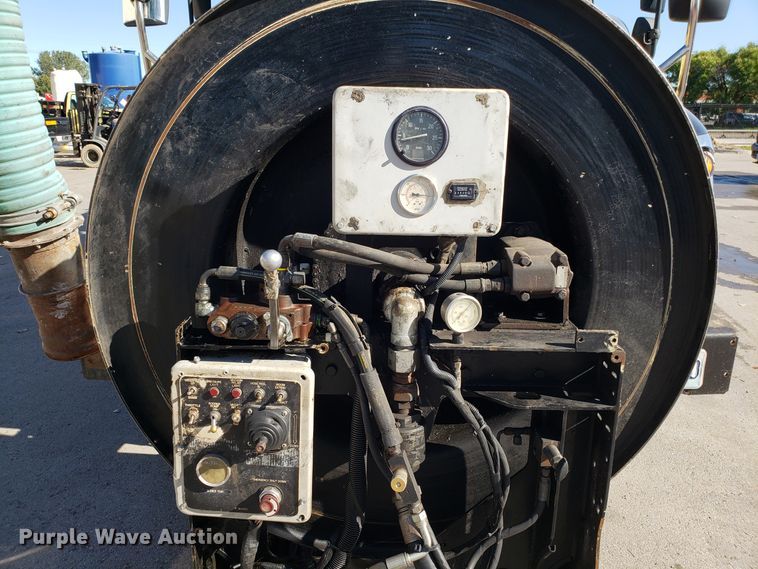 image for item DH2869 2009 International 7600 vacuum truck