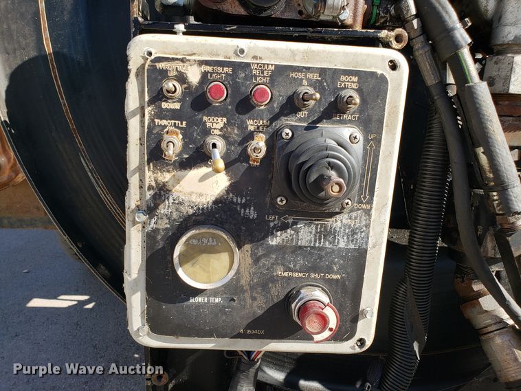 image for item DH2869 2009 International 7600 vacuum truck