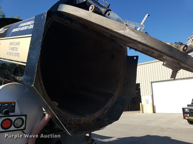 image for item DH2869 2009 International 7600 vacuum truck