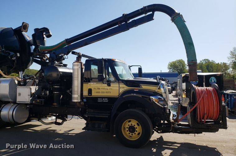 image for item DH2869 2009 International 7600 vacuum truck
