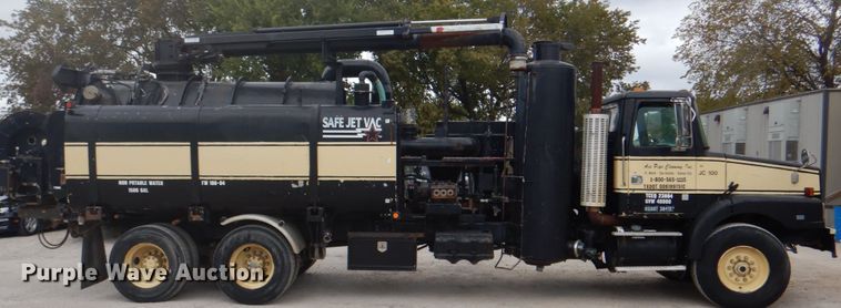 image for item DH5289 1995 White GMC WG hydrovac truck