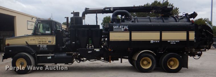 image for item DH5289 1995 White GMC WG hydrovac truck