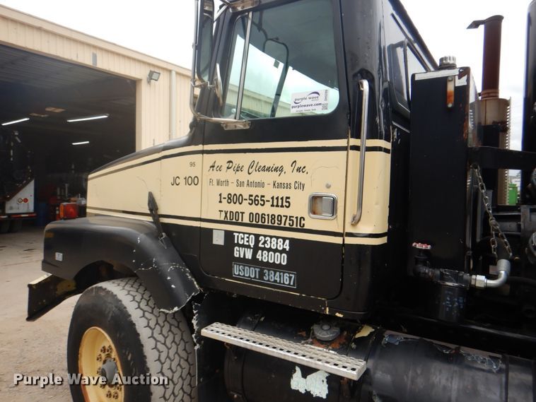 image for item DH5289 1995 White GMC WG hydrovac truck