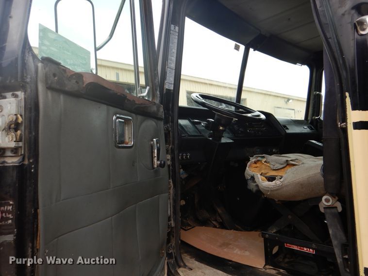 image for item DH5289 1995 White GMC WG hydrovac truck