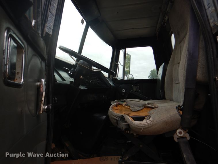 image for item DH5289 1995 White GMC WG hydrovac truck