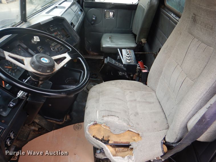 image for item DH5289 1995 White GMC WG hydrovac truck