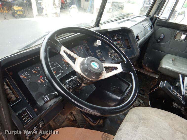 image for item DH5289 1995 White GMC WG hydrovac truck