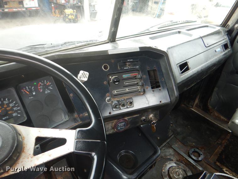 image for item DH5289 1995 White GMC WG hydrovac truck