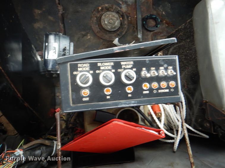 image for item DH5289 1995 White GMC WG hydrovac truck