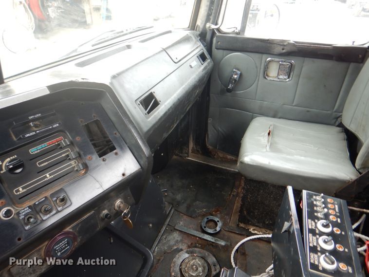 image for item DH5289 1995 White GMC WG hydrovac truck