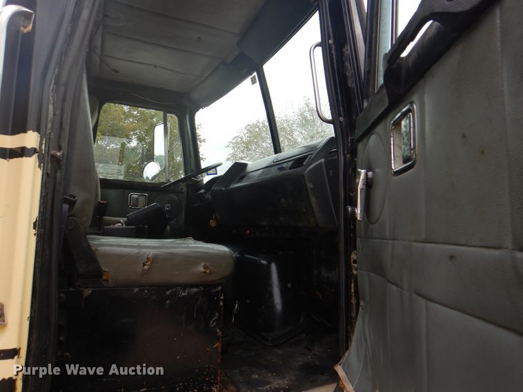 image for item DH5289 1995 White GMC WG hydrovac truck