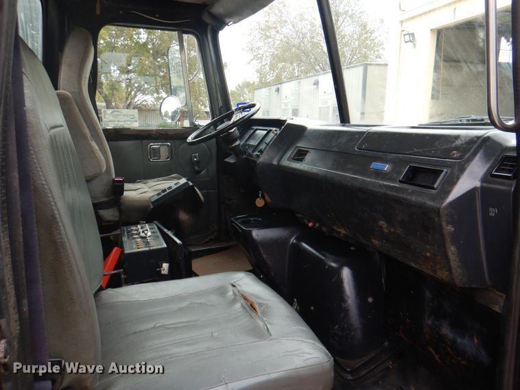 image for item DH5289 1995 White GMC WG hydrovac truck