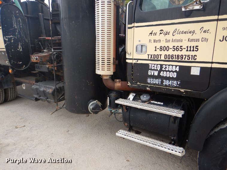 image for item DH5289 1995 White GMC WG hydrovac truck