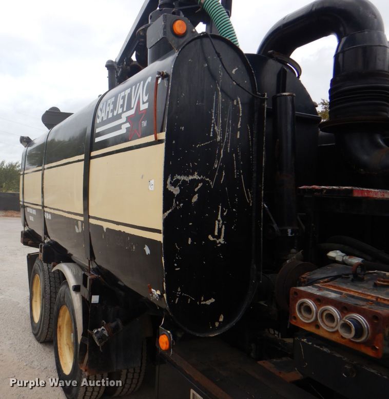 image for item DH5289 1995 White GMC WG hydrovac truck