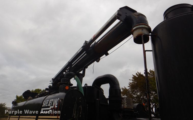 image for item DH5289 1995 White GMC WG hydrovac truck