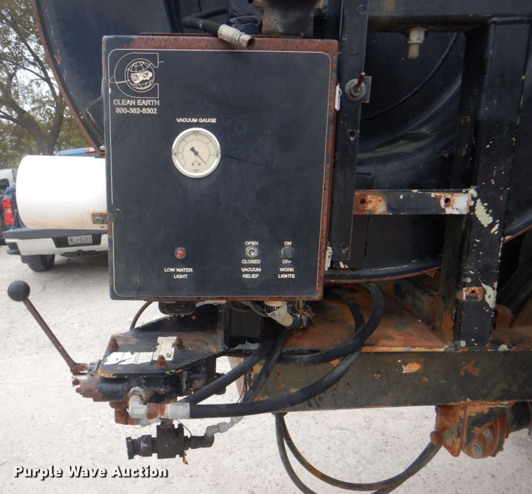 image for item DH5289 1995 White GMC WG hydrovac truck