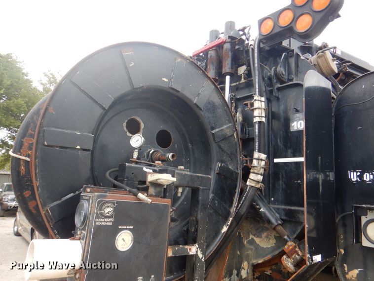 image for item DH5289 1995 White GMC WG hydrovac truck