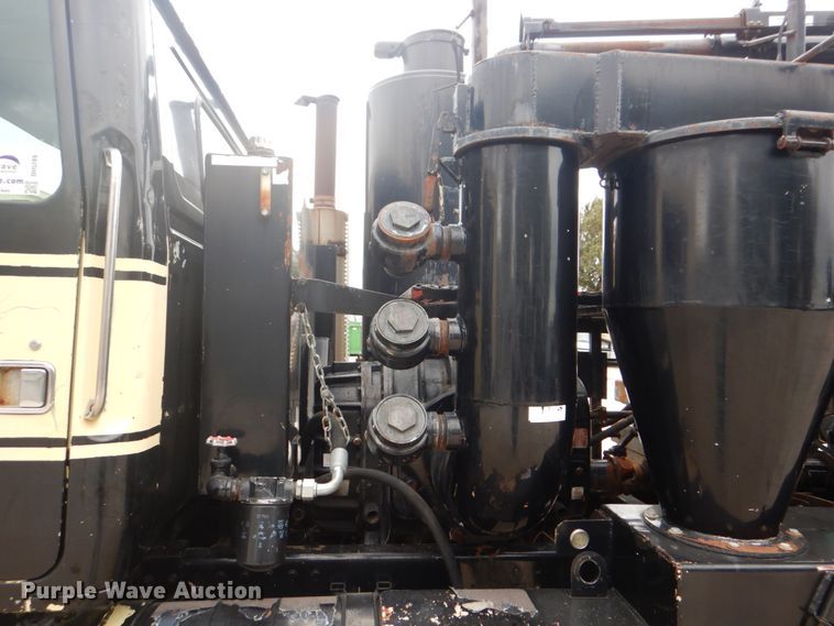 image for item DH5289 1995 White GMC WG hydrovac truck