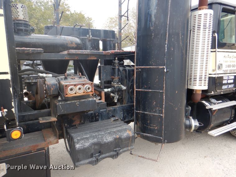 image for item DH5289 1995 White GMC WG hydrovac truck