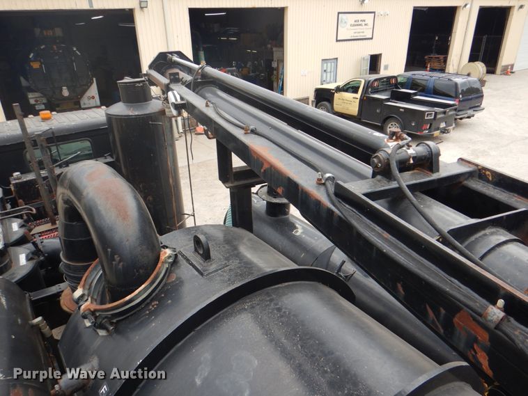 image for item DH5289 1995 White GMC WG hydrovac truck