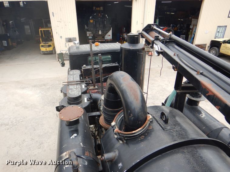 image for item DH5289 1995 White GMC WG hydrovac truck