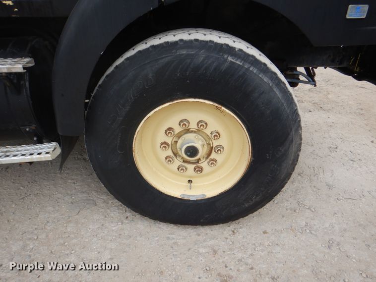 image for item DH5289 1995 White GMC WG hydrovac truck