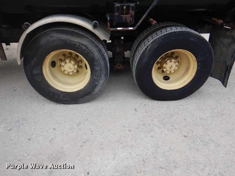 image for item DH5289 1995 White GMC WG hydrovac truck