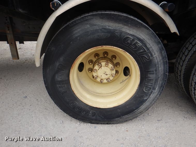 image for item DH5289 1995 White GMC WG hydrovac truck