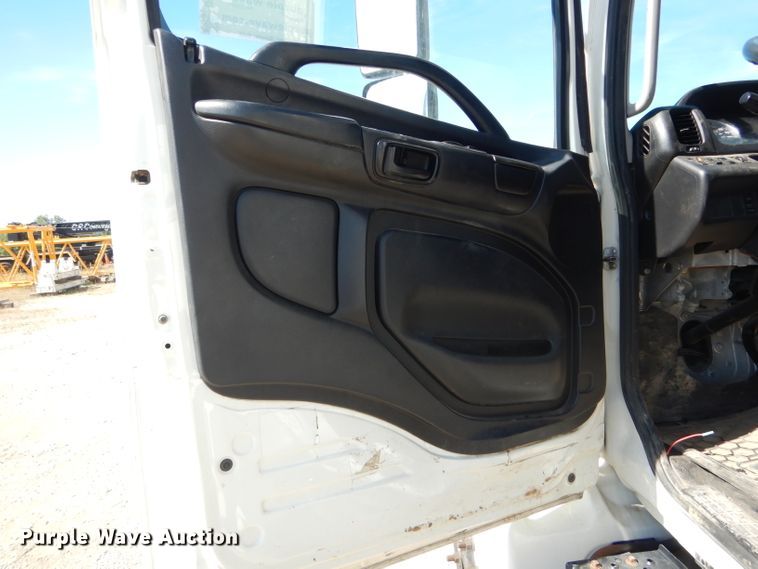 image for item DH6173 2013 Hino 268 service truck with crane