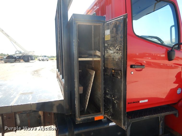 image for item DH6174 2006 Hino 268 flatbed truck