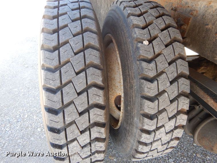 image for item DH6174 2006 Hino 268 flatbed truck