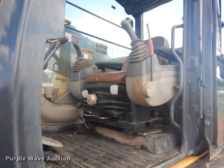 image for item DI2325 2007 John Deere 350D LC excavator