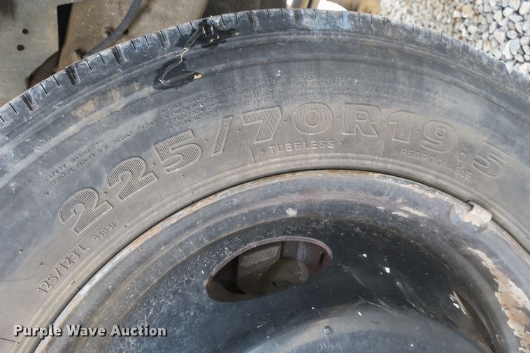 image for item EA9391 2001 Ford F450 Super Duty flatbed truck