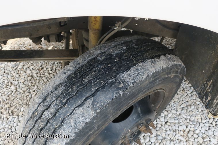 image for item EA9391 2001 Ford F450 Super Duty flatbed truck