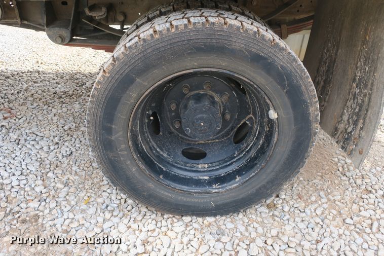 image for item EA9391 2001 Ford F450 Super Duty flatbed truck